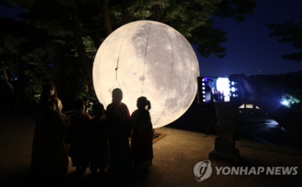 서울 종로구 창경궁 풍기대 주변에 대형 보름달 모형이 설치돼있다. [출처=연합]