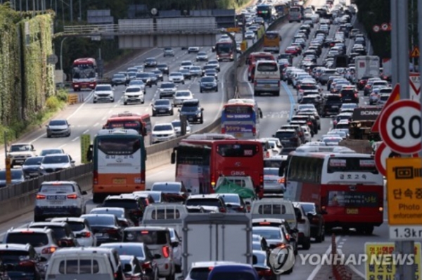 추석연휴가 시작된 18일 오후 서울 서초구 잠원 IC가 귀성 차량으로 정체를 빚고 있다. [출처=연합]