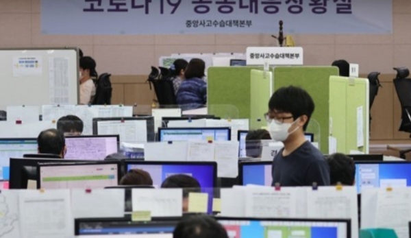 서울 중구 국립중앙의료원 직원들이 18일 비상근무를 하고 있다. 연합뉴스