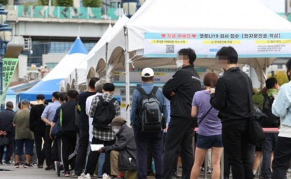 서울역 임시선별진료소에서 시민들이 검사를 받기 위해 대기하고 있다. /연합뉴스