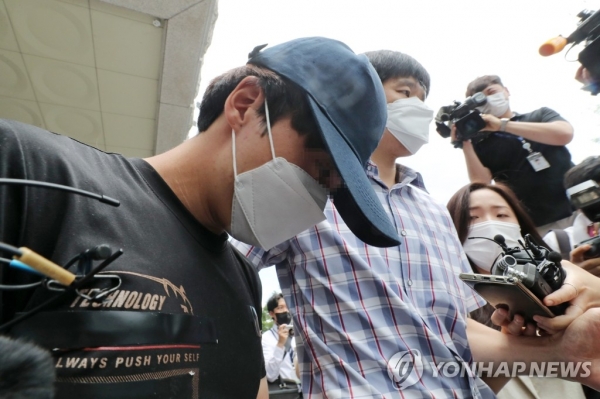 양모(29)씨가 지난 7월 구속 전 피의자 심문(영장실질심사)을 받기 위해 대전지법으로 이동하는 모습 [출처=연합뉴스]
