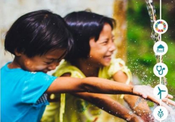 어린이들이 쏟아지는 물을 맞으며 즐거워 하고 있다 [세계기상기구(WMO) 제공]