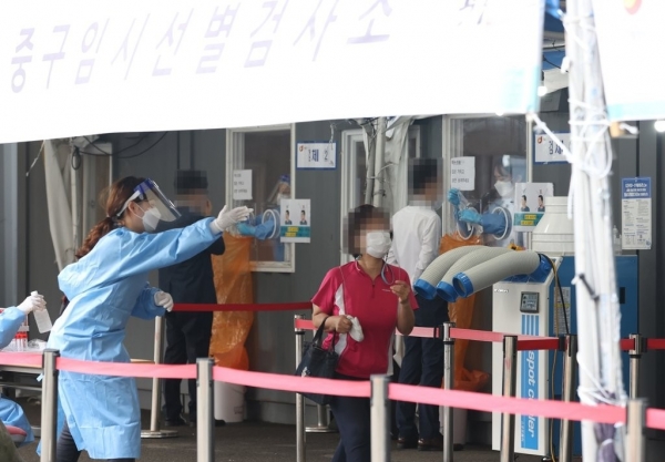 5일 오전 서울역광장에 마련된 신종 코로나바이러스 감염증(코로나19) 임시 선별검사소에서 시민들이 검사를 받고 있다. [출처=연합뉴스]