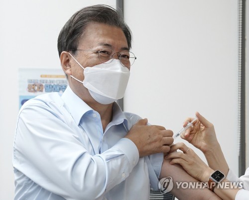 문재인 대통령이 15일 서울 국립중앙의료원 코로나19 중앙예방접종센터에서 코로나19 백신 추가 접종을 받고 있다. [출처=연합뉴스]