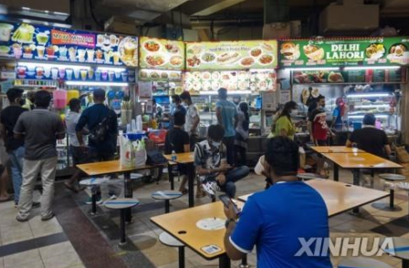 호커센터에서 식사하는 싱가포르 시민들 [출처=연합뉴스]