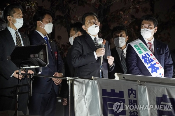 자민당 후보 지원 가두 유세하는 기시다 일본 총리/연합뉴스