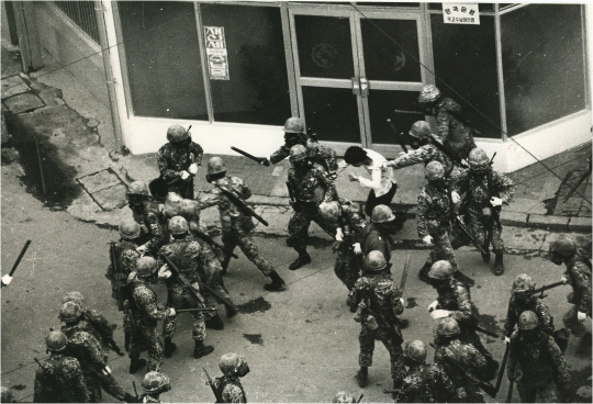 1980년 5월 광주민주화항쟁 당시 무력으로 시위대를 탄압하는 모습. /연합뉴스
