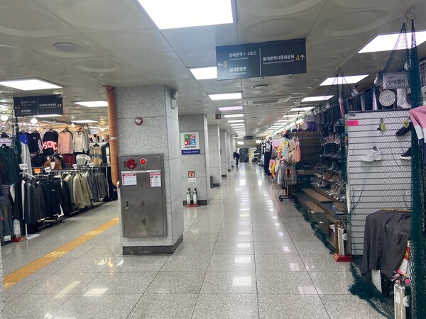사람이 없는 지하 쇼핑센터 모습. [유진 기자]