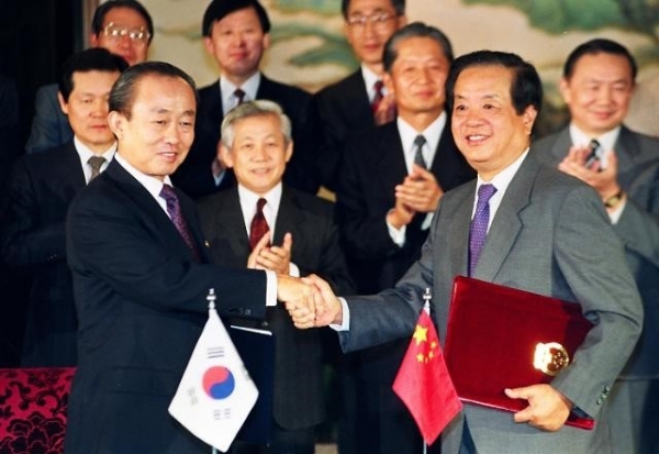 1992년 8월 24일 악수하는 이상옥 외무장관과 첸치천 중국 외교부장. (베이징=연합뉴스)