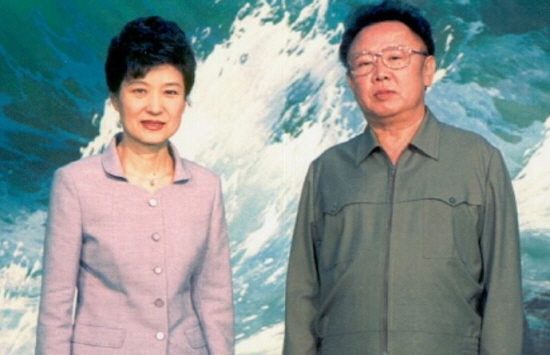 2002년 회동한 박근혜 전 대통령과 고 김정은 국방위원장. [연합뉴스]