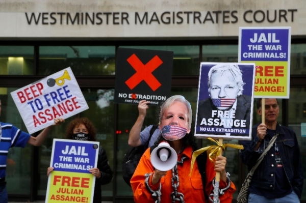 Pro-Assange demonstrators hold banners outside Westminster Magistrates Court in London. [AP=Yonhap]