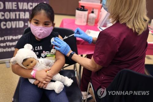 코로나19 백신 맞는 미국 초등학생 어린이/ 연합뉴스