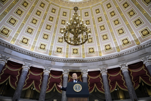조 바이든 미국 대통령이 의회 폭동 사태 1주년을 맞은 지난 6일 워싱턴DC 의회 의사당 스테튜어리 홀에서 연설하고 있다. 사진=AP/연합뉴스 제공]
