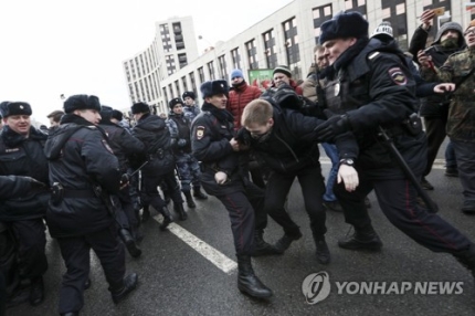 인터넷 고립 반대 시위 참가자를 체포하는 러시아 경찰. [AP=연합뉴스]