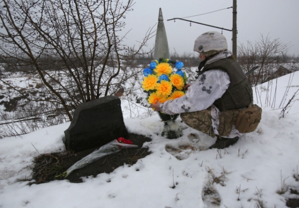 친러시아 반군과 대치하는 우크라이나 아우디이우카 최전선에서 한 우크라이나 군인이 2017년 반군과의 전투에서 숨진 친구를 기리고 있다. [AFP연합뉴스]