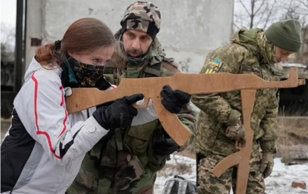 우크라이나의 시민들이 군인의 지도에 따라 사격 훈련을 하고 있다. [AP= 연합뉴스]