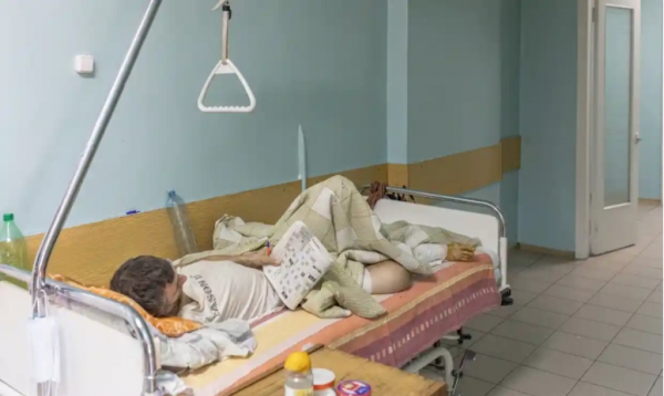 빌라 체르크바병원 외상과의 한 환자가 공습 경보 중 복도에 누워있다. [사진=더가디언]