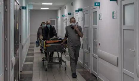 빌라 체르크바병원 의료진이 환자를 이송하고 있다. [사진=더가디언]