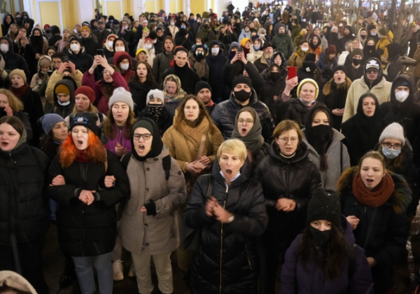 러시아 상트페테르부르크에서 전쟁 반대 시위에 참여한 사람들 모습. [사진=AP연합뉴스]