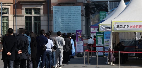 서울역 광장에 마련된 코로나19 임시 선별검사소에서 시민들이 검사를 받기 위해 기다리고 있다. [사진=연합뉴스]
