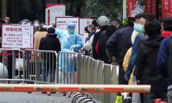 지난달 28일 오전 중국 상하이 창닝구의 한 병원 앞에서 시민들이 코로나19 검사를 받기 위해 줄을 서 있다. [사진 = 연합뉴스]