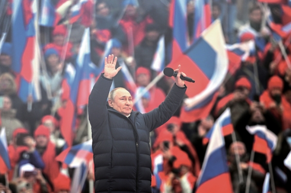 지난달18일 푸틴 러시아 대통령이 크림반도 병합 8주년을 기념하기 위해 루즈니키 스타디움에서 열린 ‘크림의 봄’ 콘서트에 참석해 환호에 답하고 있다. [사진 = PTA 연합]