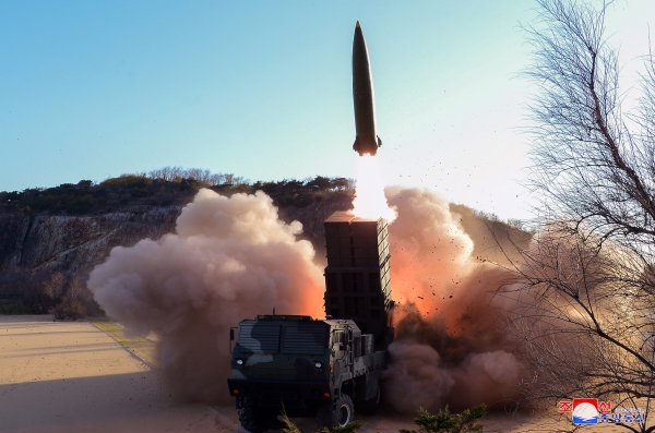 북한 김정은 국무위원장이 '신형 전술유도무기' 시험발사를 참관했다고 조선중앙통신이 17일 보도했다.[사진제공=연합뉴스]