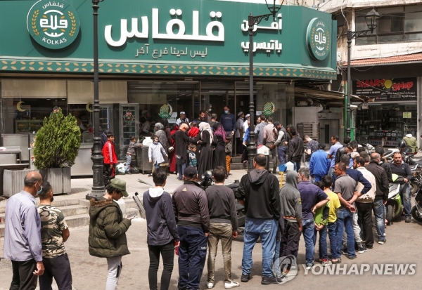 '빵 대란'이 벌어지고 있는 베이루트 외곽의 한 빵집에 사람들이 길게 줄을 선 모습. [로이터 연합뉴스]