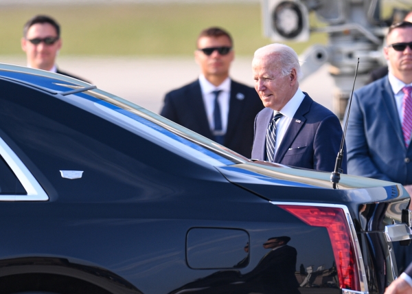 조 바이든 미국 대통령이 20일 오후 경기도 오산공군기지에 도착해 전용기인 에어포스원에서 내려 차에 탑승하고 있다. [사진출처=연합뉴스]