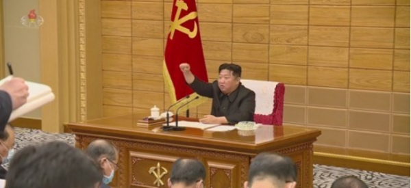 김정은 북한 국무위원장은 21일 당 정치국 협의회를 열고 신종 코로나바이러스 감염증(코로나19) 확산 상황이 안정적으로 관리되고 있다고 평가했다. [출처=연합]
