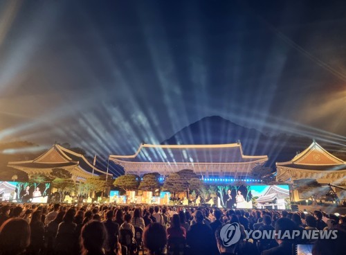 22일 저녁 청와대 본관 앞 대정원 야외무대에서 청와대 개방을 기념해 KBS 1TV '열린음악회'가 열리고 있다. [출처=연합]