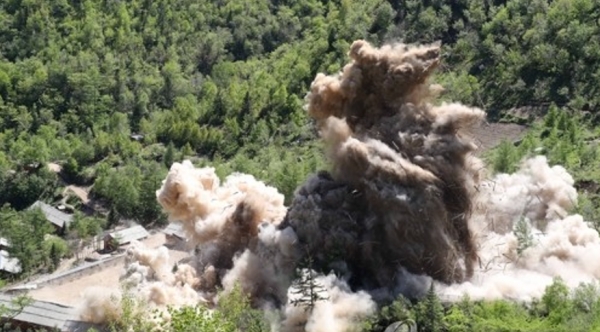 함경북도 길주군 풍계리에 있는 핵 실험장에서 지난 2018년 갱도 폭파 모습.[출처=연합]