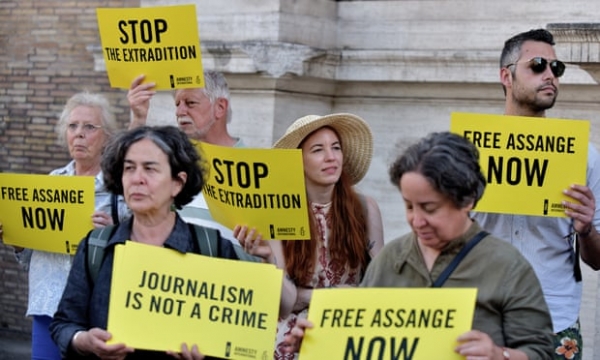 ‘It will become lethally dangerous to handle, let alone publish, documents from US government sources.’ Protesters in Rome urge the UK not to extradite Julian Assange. [Guardian]