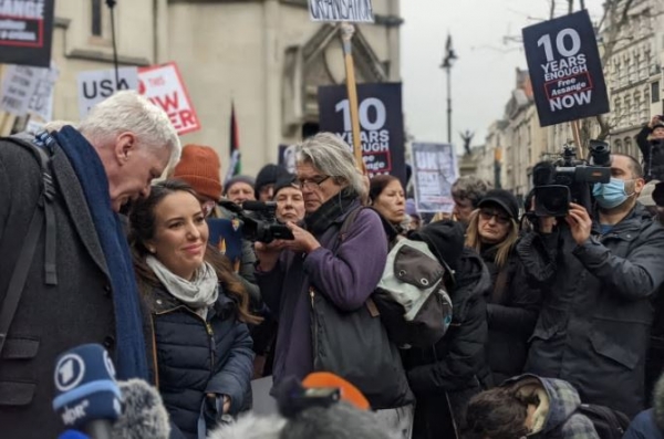 Stella Moris joins supporters of Julian Assange outside Britain’s Royal Courts of Justice, flanked by Icelandic WikiLeaks journalist Kristinn Hrafnsson (left). Sydney Morning Herald