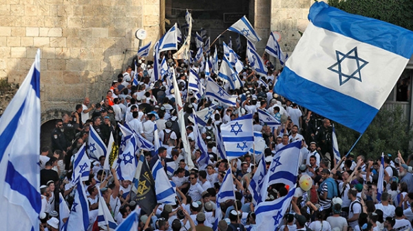'예루살렘 데이'에 이스라엘 깃발을 들고 행진에 참가한 유대인들 [사진 = 연합뉴스]