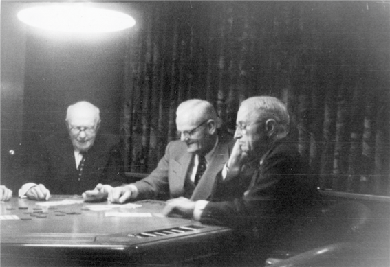 트루먼(오른쪽)이 친구들과 포커를 하면서 '포커 페이스'로 자기 카드를 들여다보고 있다. 트루먼도서관 소장 사진.