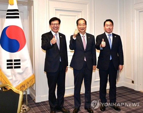 한덕수 국무총리(가운데)와 최태원 대한상의 회장(오른쪽), 박준형 부산시장이 20일(현지시간) 파리 인터콘티넨탈 호텔에서 기념촬영을 하고 있다. 이날부터 21일까지 열리는 국제박람회기구(BIE) 총회에서 한국은 2030년 세계박람회 부산 유치를 위해 선거운동을 벌이고 있다.[출처=연합]