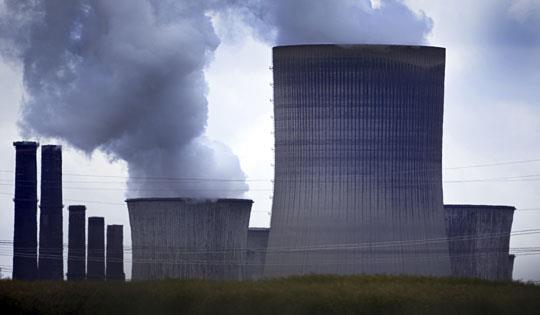 20일 독일 풀하임의 니데라우스 화력발전소 냉각탑에서 증기가 뿜어져 나오고 있다. 독일 정부는 러시아의 가스 공급량 감소에 대한 우려가 깊어지며 석탄발전을 늘리고 있다. [AP=연합뉴스]