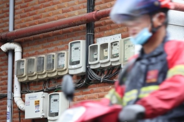 경제 전반에 물가가 상승 중인 가운데 오는 16일 한국전력은 산업부와 기획재정부에 전기요금의 일부인 연료비 조정단가 인상안을 제출했다. 사진은 15일 서울 시내 한 주택가에 설치된 전기 계량기의 모습.
