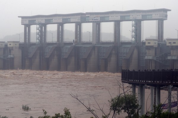 장마전선 영향으로 북한 지역에 집중호우가 지속되는 가운데 28일 경기도 연천군 군남홍수조절댐이 임진강 상류의 물을 방류하고 있다. [출처=연합]