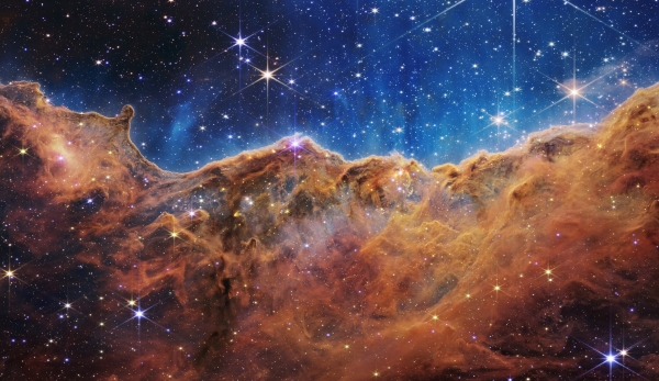 미국항공우주국(NASA)이 제임스웹 우주망원경(JWST)을 통해 관측해 12일(현지시간) 공개한 카리나 성운(Carina Nebula·용골자리 성운)의 모습. 지구로부터 약 8천500광년 밖 용골자리 성운 NGC 3324 산개성단 내 별 형성영역이다. [출처=NASA]