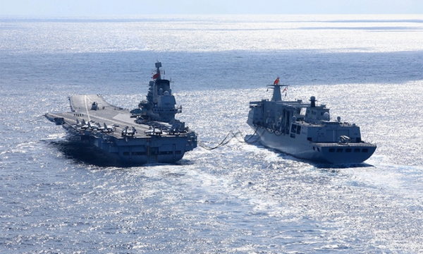 중국의 해군 항공모함 랴오닝호(왼쪽)가 공해에서 전투 훈련을 벌이던 도중 물자 보급을 받는 모습. [사진=연합뉴스]