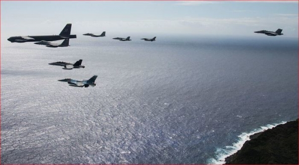 지난해 2월 괌에서 진행된 콥 노스(Cope North)' 훈련에서 미 공군 및 일본 항공자위대 전투기가 편대 비행하고 있는 모습. [미 공군 홈페이지 캡처]