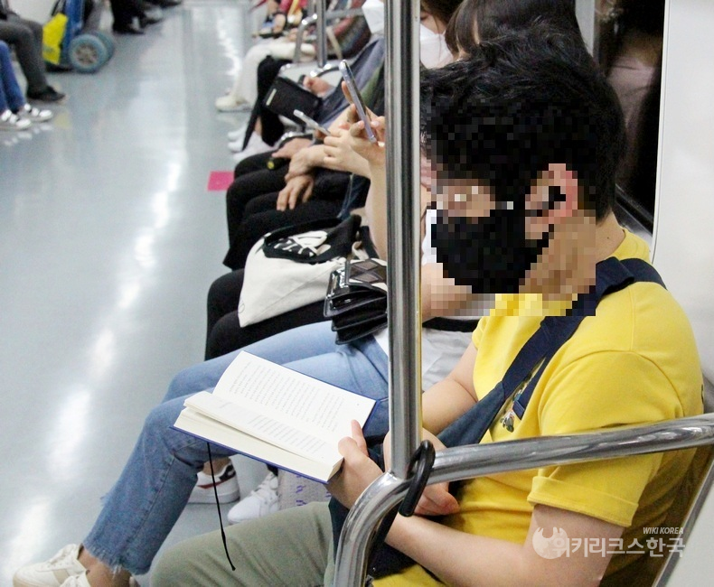 국내 스마트폰 보급률이 95%에 이르면서 지하철 등에서 책을 읽는 사람을 보기가 어렵다. [출처=위키리크스한국]