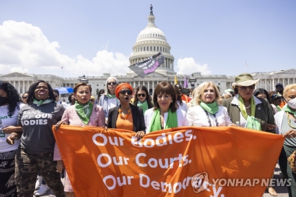 낙태권 지지 시위에 참여한 미 민주당 여성의원들 [EPA 연합뉴스]