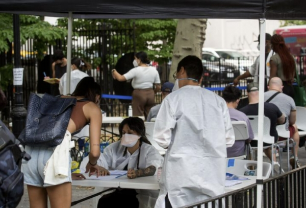 미국 뉴욕 시민들이 원숭이 두창 백신을 접종 하기 위해 기다리고 있다. [AP=연합뉴스]