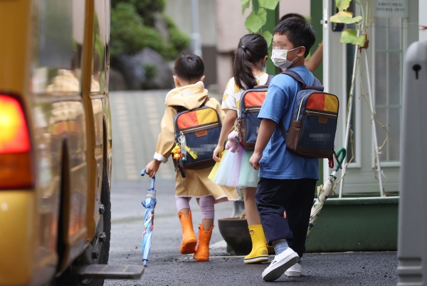 1일 오전 서울 시내의 한 유치원에 어린이들이 등원하는 모습. [출처=연합]