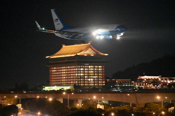 낸시 펠로시 미 하원의장이 탑승한 미군 항공기가 2022년 8월 2일 타이베이 숭산 공항에 착륙할 준비를 하고 있다. [출처=AFP.연합]
