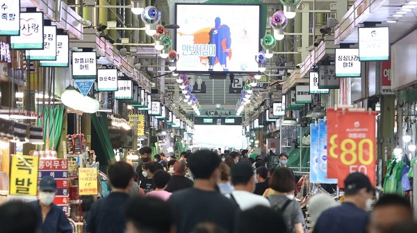 사진은 3일 서울의 한 전통시장에 장보러 나온 시민들로 북적이고 있다. [사진=연합뉴스]