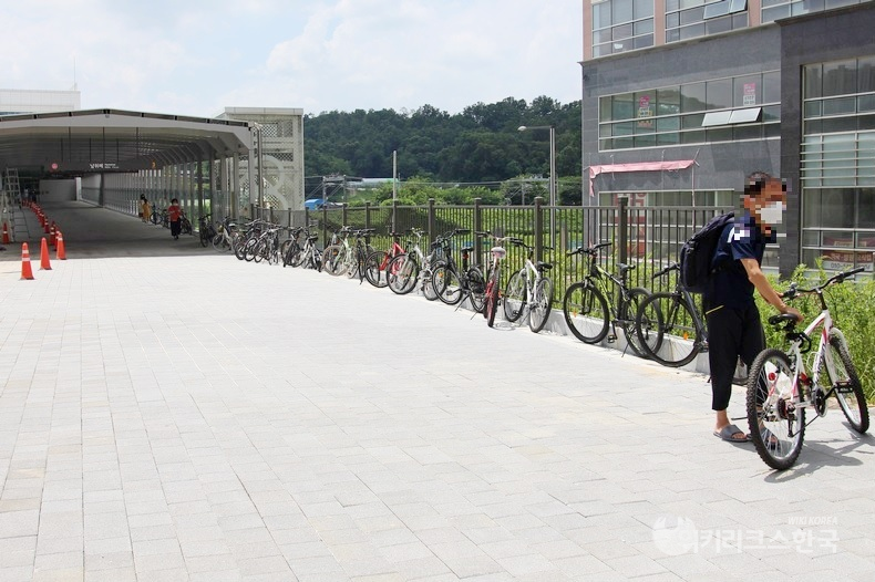 지하철 8호선 남위례역이 지난해 12월 18일 개통했다. 다만, 자전거 주차대가 없어 통로 한쪽에 자전거가 무질서하게 주차해 있고, 다른 한쪽은 여전히 공사 중이다. [출처=정수남 기자]